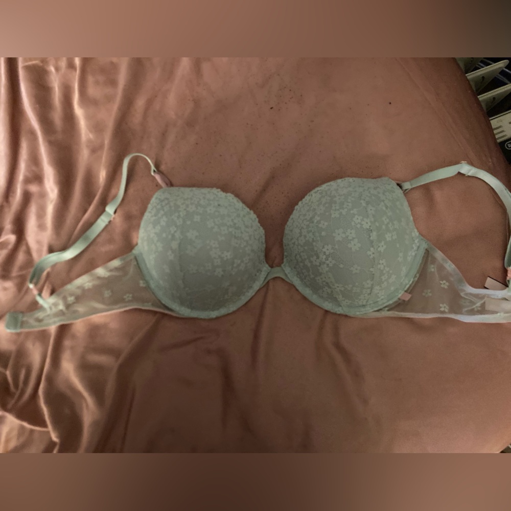 Victoria’s secret lacy push up bra❤️